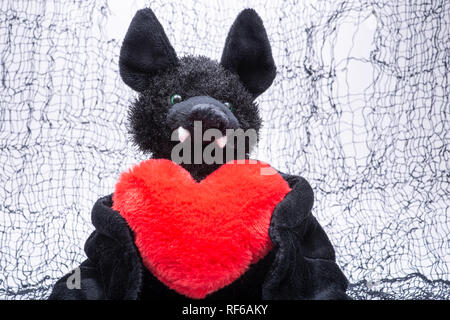 Drole De Jouet En Peluche Noir Bat Avec Coeur Moelleux Rouge Sur Noir Tissu Coton Creepy Web Photo Stock Alamy