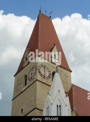 Un clocher de l'église dans la vallée de la Wachau sur le Danube. Banque D'Images