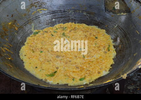 Omelette est un plat composé d'œufs battus rapidement fried de beurre ou d'huile dans une poêle Banque D'Images