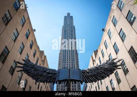 Le bâtiment de Comcast, Rockefeller Center, du Channel Gardens, Manhattan, New York City, USA Banque D'Images