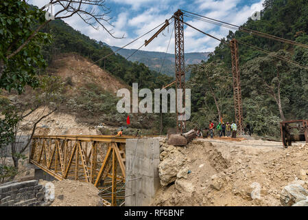 Janvier 21,2019. Le Sikkim, Inde. Les travailleurs de la construction du pont de travailler sur la construction d'un pont. Banque D'Images
