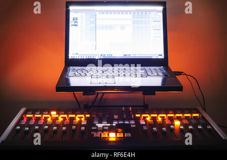 Console de mixage moderne et l'ordinateur portable sur la table, petit home studio d'enregistrement. Banque D'Images