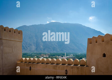 Montagnes, oasis et une petite ville avec une mosquée vu de la terrasse du Fort de Nakhal, Muscat, Oman. Banque D'Images