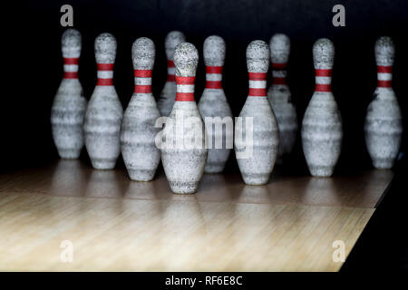 Ten pin bowling arrière-plan. Libre de tenpin ligne sur une lane, lumière de nuit Banque D'Images