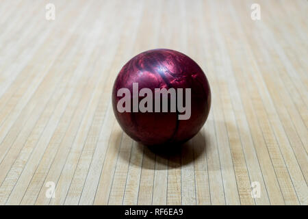 La boule de bowling sur la piste dans le centre de bowling Banque D'Images