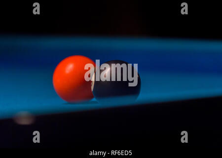 Boules de billard sur la table bleu piscine sport - contexte Banque D'Images