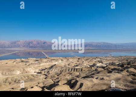 Dead Sea Works (DSW) évaporation des piscines. Les dépôts de sel riche en minéraux que sont collectées et traitées. Mer Morte, Israël Banque D'Images