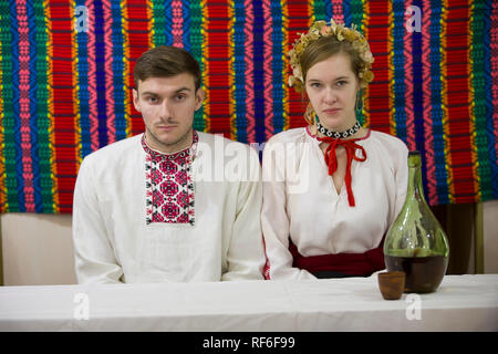 . Reconstruction d'un ancien mariage biélorusses ethniques slaves ukrainiennes ou biélorusses.mariée et le marié. La femme et l'homme dans Banque D'Images