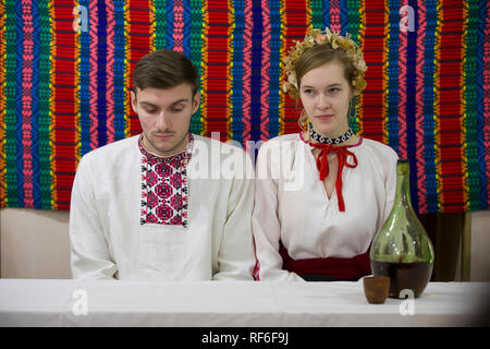 Reconstruction d'un ancien mariage biélorusses ethniques slaves ukrainiennes ou biélorusses.mariée et le marié. La femme et l'homme dans Banque D'Images
