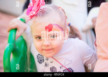 Biélorussie, Minsk, le 13 octobre 2018. Maison de vacances dans la ville. Pavillon des enfants.Petite fille avec coeur visage peint Banque D'Images