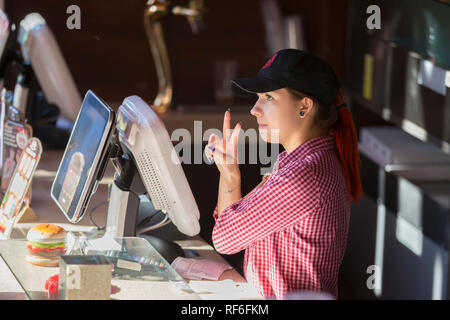 Biélorussie, Minsk, le 13 octobre 2018. Maison de vacances dans la ville. Pavillon des enfants. La jeune fille barman. Le serveur au bar du restaurant. Le vendeur en Banque D'Images