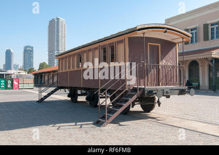 Ancien train à la Tel Aviv, Neve Tzedek, Hatachana complexe, une gare ottomane rénovée qui a été initialement construit pour desservir Jaffa Banque D'Images