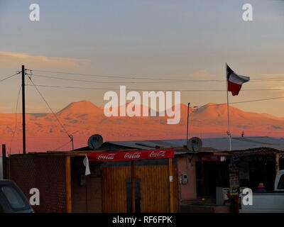 Coucher du soleil à San Pedro de Atacama, la communauté andine les volcans rouges Banque D'Images