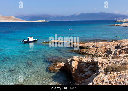 L'île de Halki, petit bateau à Ftenagia plage rocheuse. Mer, îles du Dodécanèse, Grèce Banque D'Images