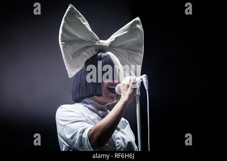 Sia, la chanteuse pop australienne et auteur-compositeur, effectue un concert live au festival de musique SmukFest danoise en 2016. Le Danemark, 05/08 2016. À l'exception du Danemark. Banque D'Images