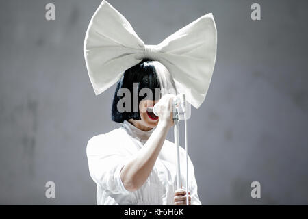 Sia, la chanteuse pop australienne et auteur-compositeur, effectue un concert live au festival de musique SmukFest danoise en 2016. Le Danemark, 05/08 2016. À l'exception du Danemark. Banque D'Images