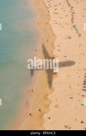 Vue aérienne de la plage avec ombre d'avion
