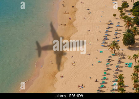 Vue aérienne de la plage avec ombre d'avion