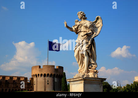 Ange avec les clous à la Ponte Sant'Angelo, Pont d'Hadrien, Pont des Anges, en traversant le Tibre, Rome, Italie Banque D'Images