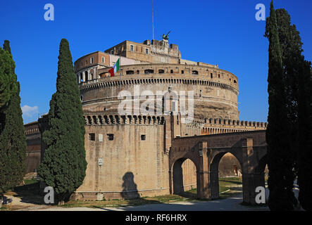 Mausolée d'Hadrien, Castel Sant'Angelo, Château du Saint Ange, Mausoleo di Adriano, avec le Passetto di Borgo, Rome, Italie, ItalyRome Banque D'Images