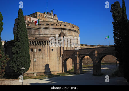 Mausolée d'Hadrien, Castel Sant'Angelo, Château du Saint Ange, Mausoleo di Adriano, avec le Passetto di Borgo, Rome, Italie, ItalyRome Banque D'Images