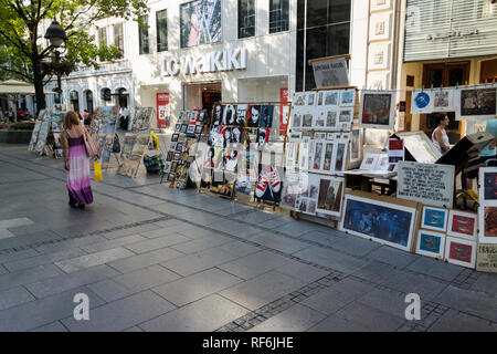 Les vendeurs de rue, des peintres et des touristes à la rue Knez Mihajlova à Belgrade, Serbie Banque D'Images