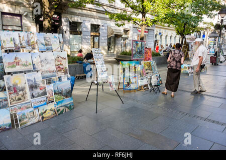Les vendeurs de rue, des peintres et des touristes à la rue Knez Mihajlova à Belgrade, Serbie Banque D'Images