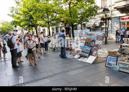 Les vendeurs de rue, des peintres et des touristes à la rue Knez Mihajlova à Belgrade, Serbie Banque D'Images