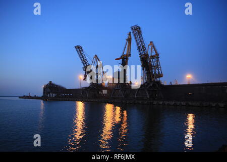 Ganrty grues du port de mer sur la côte de la mer d'Azov à susnset Banque D'Images