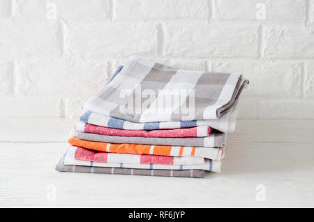 Pile de serviettes de cuisine ou de serviettes à l'intérieur de cuisine blanche. Vue du dessus avec copie espace Banque D'Images