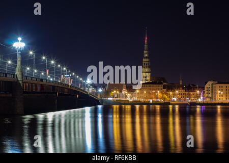 Vue panoramique vue de nuit sur la vieille ville de Riga la capitale de la Lettonie ville de rive gauche du fleuve Daugava. Son unique avec une architecture gothique et médiévale. Banque D'Images