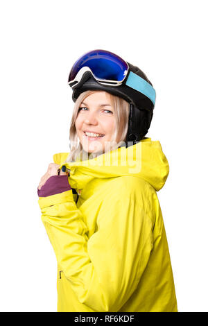 Portrait d'une jeune femme vêtue de noir, jaune veste de snowboard casque et lunettes Banque D'Images