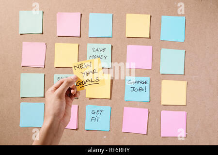 Mot de motivation '' objectifs du nouvel an sur carte rose Banque D'Images