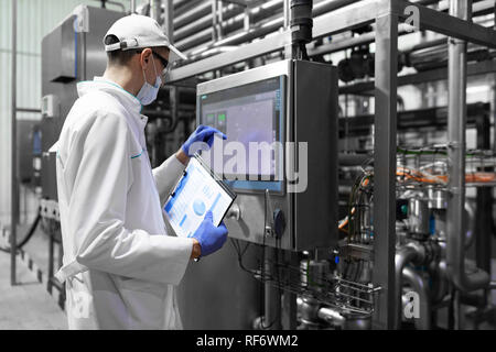 Spécialiste de la prise de notes pendant que nécessaires au comité permanent au service production de l'usine laitière Banque D'Images