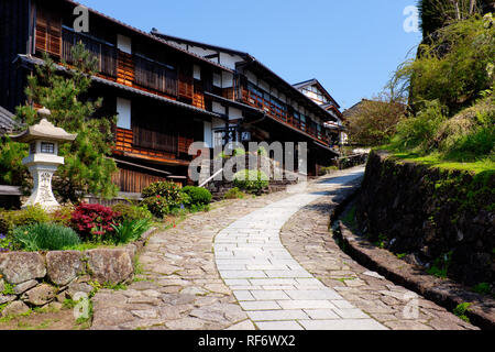 La route Nakasendo passant par ville de Magome-juku, la vallée de Kiso, préfecture de Gifu, Japon Banque D'Images