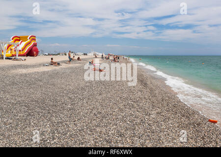 Evpatoria, Crimée, Russie - 5 juillet, 2018 : la nouvelle plage de la station balnéaire d'Evpatoria, Crimée Banque D'Images