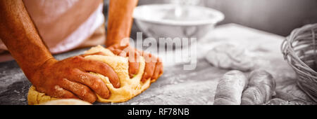 Section intermédiaire de Baker kneading dough Banque D'Images