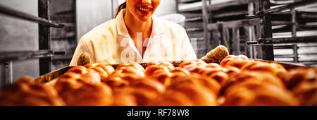 Femme baker working in bakery Banque D'Images