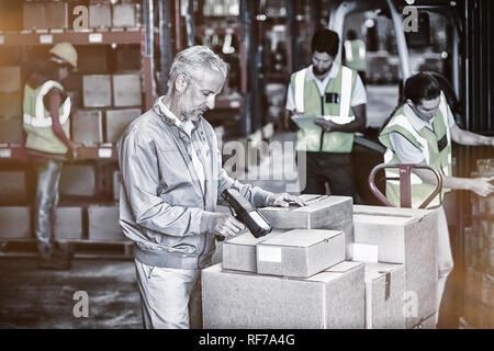 Les travailleurs et manager fonctionnent Banque D'Images