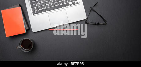 Espace de travail moderne. Ordinateur portable et téléphone mobile sur la couleur noire office desk, bannière, vue de dessus, copy space Banque D'Images