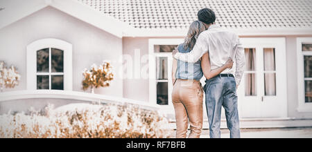 Vue arrière du couple bras autour de Banque D'Images