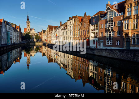 Sur la photo est le canal à la place de Jan Van Eyck Bruges, Belgique Banque D'Images