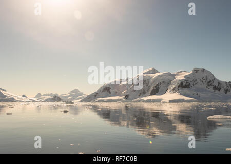 Billet par le navire de recherche. L'étude des changements climatiques et météorologiques en Antarctique. Neige et glaces d'îles de l'Antarctique. Banque D'Images