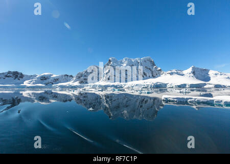 Billet par le navire de recherche. L'étude des changements climatiques et météorologiques en Antarctique. Neige et glaces d'îles de l'Antarctique. Banque D'Images