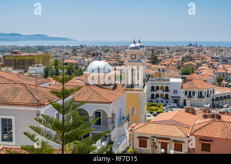 En regardant vers le sud sur les toits de Kalamata vers le golfe de Messini avec la cathédrale de l'Ypapanti en premier plan, Kalamata Messenia, Sou Banque D'Images