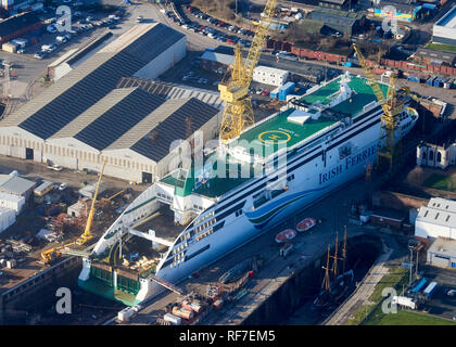 Irish Ferries, ferry, en réparation au chantier naval Cammell Laird, Birkenhead, Merseyside, North West England, UK Banque D'Images