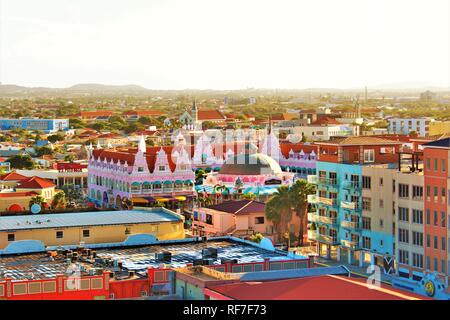 Oranjestad, Aruba - 20 Février 2018 : un matin tôt sur Oranjestad, la capitale d'Aruba, prise depuis le sommet d'un bateau de croisière dans le port. Banque D'Images
