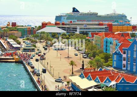 Willemstad, Curaçao - 21 Février 2018 : Le port très actif de l'UNESCO et le coloré Willemstad figurant sur les bâtiments voisins. Banque D'Images