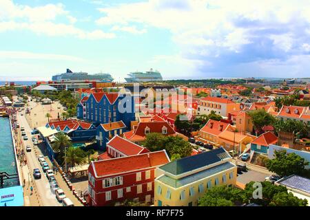 Willemstad, Curaçao - 21 Février 2018 : Le port très actif de l'UNESCO et le coloré Willemstad figurant sur les bâtiments voisins. Banque D'Images