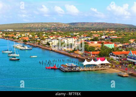 Kralendijk, Bonaire, Caraïbes - 22 Février 2018 : une vue sur la capitale de Kralendijk Bonaire, prise depuis le sommet d'un navire de croisière amarré à port Banque D'Images